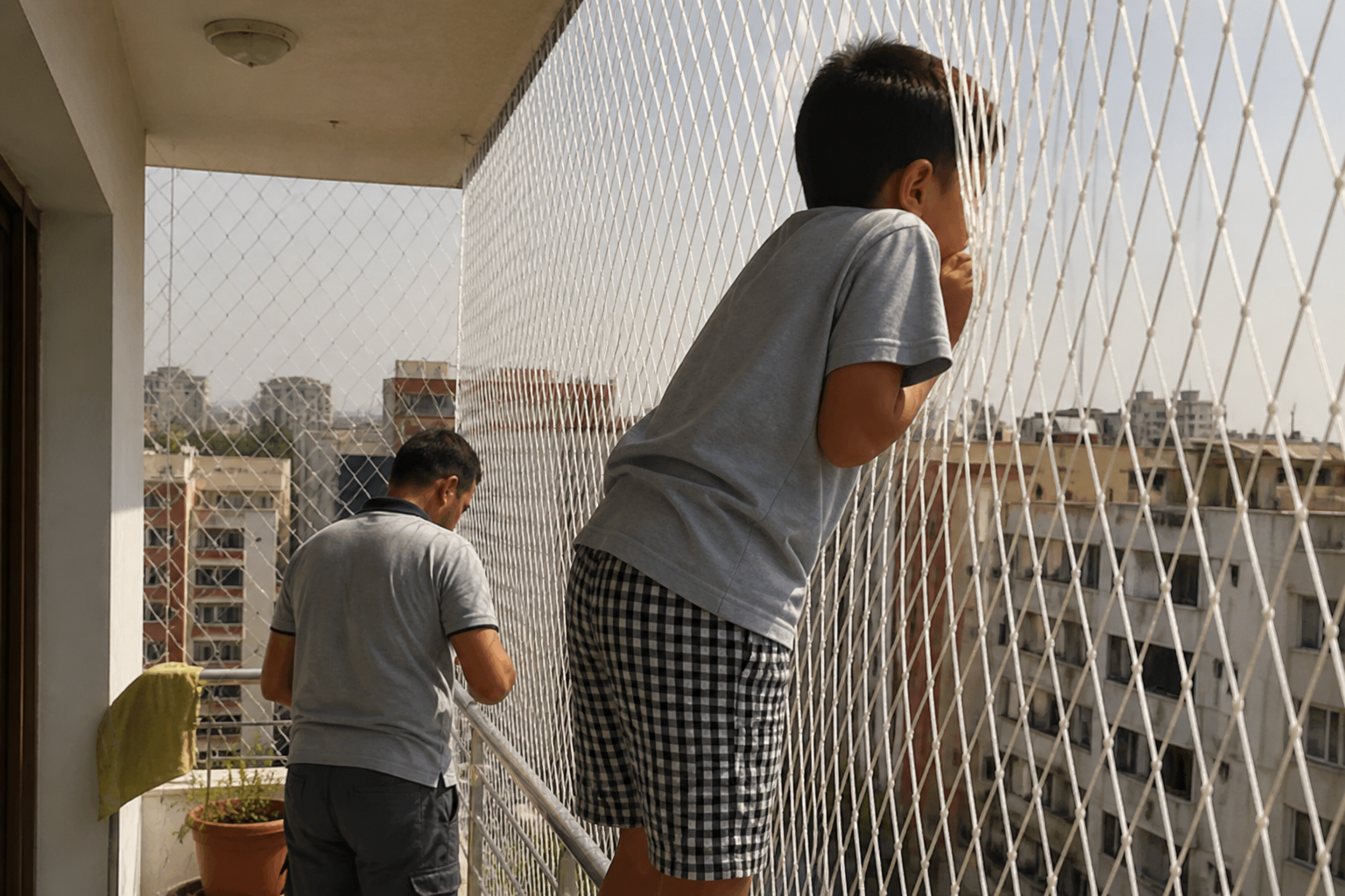 Beyaz çocuk güvenlik filesi — balkon montajı